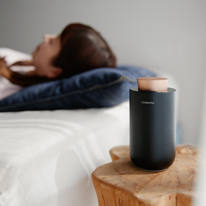 《本体＋ブレンド精油1本（おやすみ空間）》コードレスだから家でも車でも使える、ネブライザー式「アロマディフューザー」｜Lovaroma