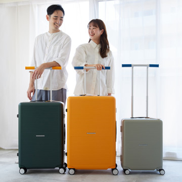 一緒に“歩きたい”スーツケース｜《Lサイズ／88L（7泊〜）》“気の利く”設計、手を添えるだけで滑らかに走行するスーツケース「R TRUNK FRAME」｜RAWROW