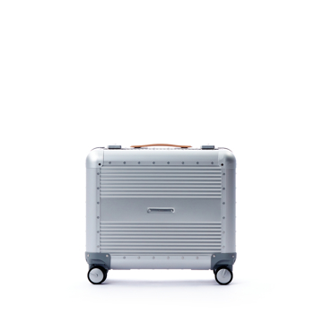 一緒に“歩きたい”スーツケース｜《ALUMINIUM 50L》“気の利く”設計、手を添えるだけで滑らかに走行するスーツケース「R TRUNK ALUMINIUM」｜RAWROW｜SILVER