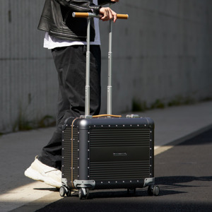 《ALUMINIUM 50L》“気の利く”設計、手を添えるだけで滑らかに走行するスーツケース「R TRUNK ALUMINIUM」｜RAWROW
