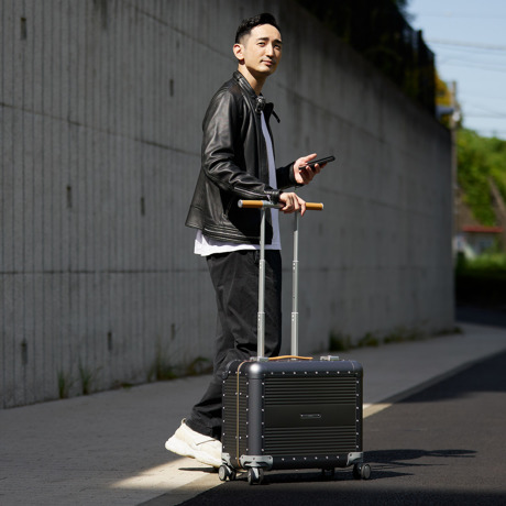 一緒に“歩きたい”スーツケース｜《ALUMINIUM 50L》“気の利く”設計、手を添えるだけで滑らかに走行するスーツケース「R TRUNK ALUMINIUM」｜RAWROW