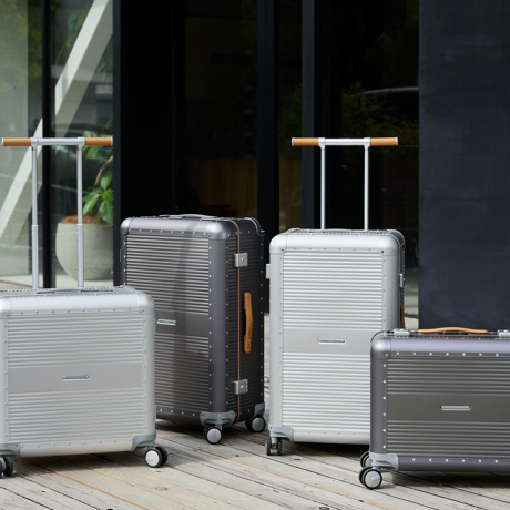 一緒に“歩きたい”スーツケース｜《ALUMINIUM 50L》“気の利く”設計、手を添えるだけで滑らかに走行するスーツケース「R TRUNK ALUMINIUM」｜RAWROW