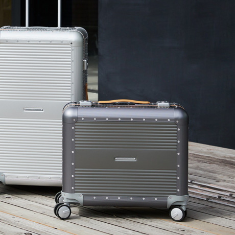 一緒に“歩きたい”スーツケース｜《ALUMINIUM 50L》“気の利く”設計、手を添えるだけで滑らかに走行するスーツケース「R TRUNK ALUMINIUM」｜RAWROW
