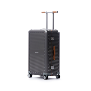 《ALUMINIUM 88L》“気の利く”設計、手を添えるだけで滑らかに走行するスーツケース「R TRUNK ALUMINIUM」｜RAWROW