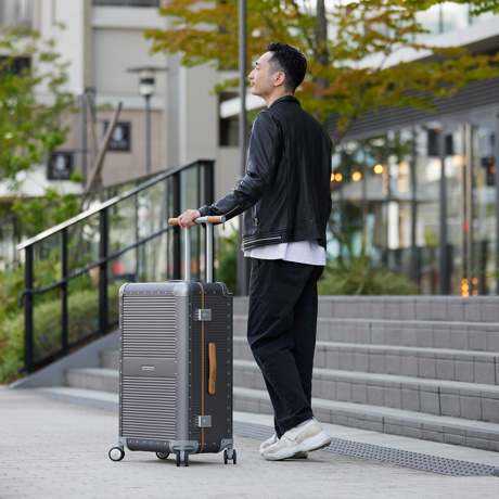 一緒に“歩きたい”スーツケース｜《ALUMINIUM 88L》“気の利く”設計、手を添えるだけで滑らかに走行するスーツケース「R TRUNK ALUMINIUM」｜RAWROW