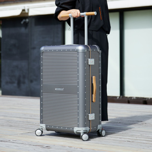 《ALUMINIUM 88L》“気の利く”設計、手を添えるだけで滑らかに走行するスーツケース「R TRUNK ALUMINIUM」|RAWROW
