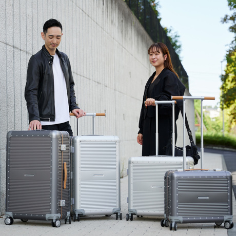 一緒に“歩きたい”スーツケース｜《ALUMINIUM 88L》“気の利く”設計、手を添えるだけで滑らかに走行するスーツケース「R TRUNK ALUMINIUM」｜RAWROW