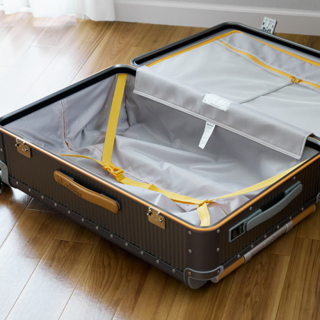 一緒に“歩きたい”スーツケース｜《ALUMINIUM 88L》“気の利く”設計、手を添えるだけで滑らかに走行するスーツケース「R TRUNK ALUMINIUM」｜RAWROW