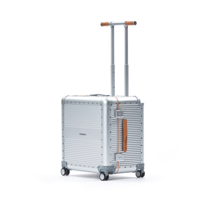 《ALUMINIUM 91L》“気の利く”設計、手を添えるだけで滑らかに走行するスーツケース「R TRUNK ALUMINIUM」｜RAWROW