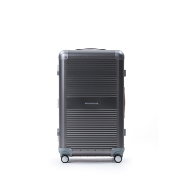 一緒に“歩きたい”スーツケース｜《ALUMINIUM 108L》“気の利く”設計、手を添えるだけで滑らかに走行するスーツケース「R TRUNK ALUMINIUM」｜RAWROW｜SPACE GRAY