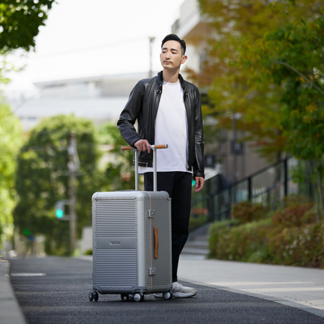 一緒に“歩きたい”スーツケース｜《ALUMINIUM 108L》“気の利く”設計、手を添えるだけで滑らかに走行するスーツケース「R TRUNK ALUMINIUM」｜RAWROW