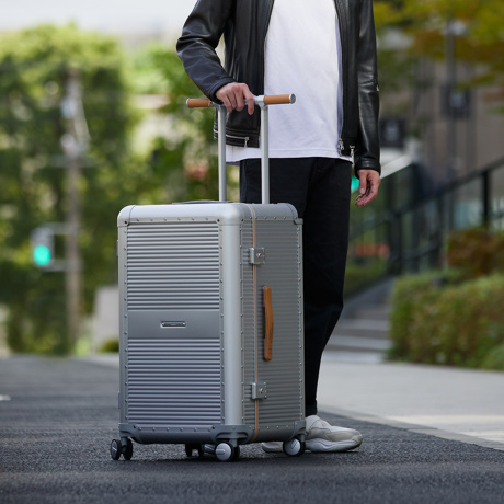 一緒に“歩きたい”スーツケース｜《ALUMINIUM 108L》“気の利く”設計、手を添えるだけで滑らかに走行するスーツケース「R TRUNK ALUMINIUM」｜RAWROW
