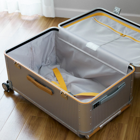 一緒に“歩きたい”スーツケース｜《ALUMINIUM 108L》“気の利く”設計、手を添えるだけで滑らかに走行するスーツケース「R TRUNK ALUMINIUM」｜RAWROW