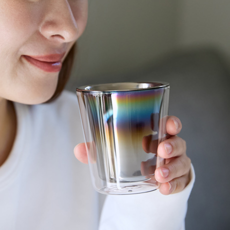 いつものお酒に、惚れ直す｜《保温保冷・ダブルウォールグラス》オーロラの光彩で眼福を、まろやかな味わいで口福をもたらす、「純チタン」コーティンググラス｜PROGRESS