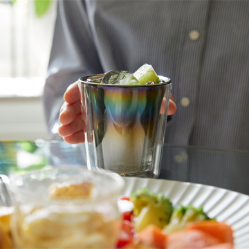 いつものお酒に、惚れ直す｜《保温保冷・ダブルウォールグラス》オーロラの光彩で眼福を、まろやかな味わいで口福をもたらす、「純チタン」コーティンググラス｜PROGRESS