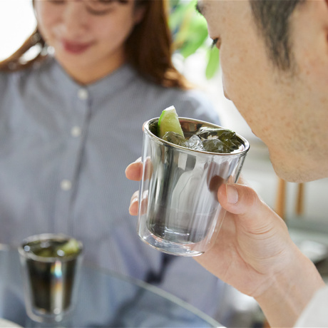 いつものお酒に、惚れ直す｜《保温保冷・ダブルウォールグラス》オーロラの光彩で眼福を、まろやかな味わいで口福をもたらす、「純チタン」コーティンググラス｜PROGRESS