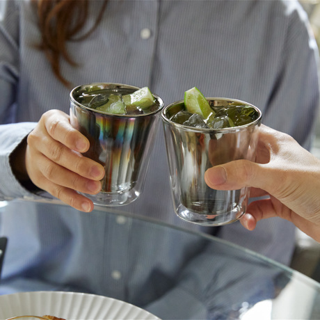 いつものお酒に、惚れ直す｜《保温保冷・ダブルウォールグラス》オーロラの光彩で眼福を、まろやかな味わいで口福をもたらす、「純チタン」コーティンググラス｜PROGRESS