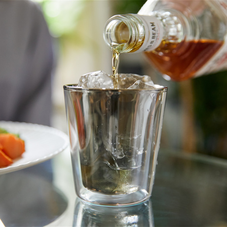 いつものお酒に、惚れ直す｜《保温保冷・ダブルウォールグラス》オーロラの光彩で眼福を、まろやかな味わいで口福をもたらす、「純チタン」コーティンググラス｜PROGRESS