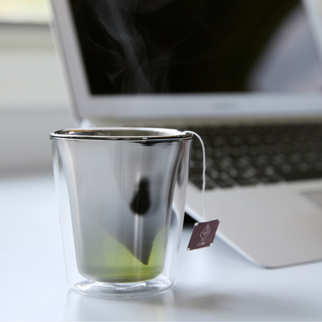 いつものお酒に、惚れ直す｜《保温保冷・ダブルウォールグラス》オーロラの光彩で眼福を、まろやかな味わいで口福をもたらす、「純チタン」コーティンググラス｜PROGRESS