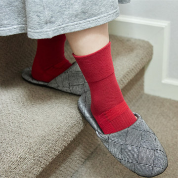 立ちっぱ族を救ったのは、工場靴下だった！ ｜口ゴムがなくしめつけない疲れしらずのくつした　