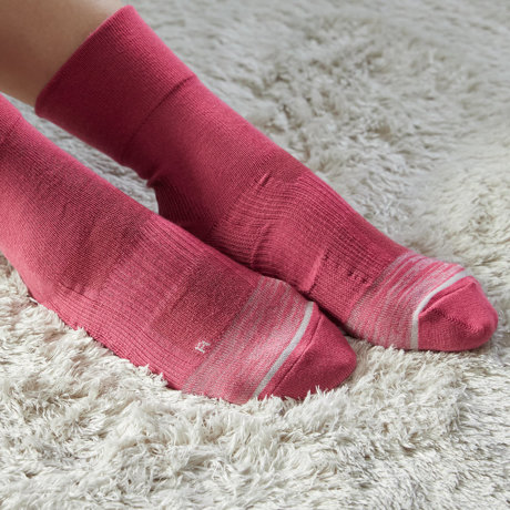 立ちっぱ族を救ったのは、工場靴下だった！ ｜口ゴムがなくしめつけない疲れしらずのくつした　