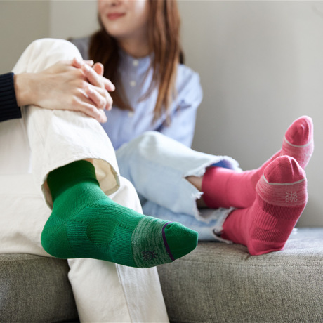 立ちっぱ族を救ったのは、工場靴下だった！ ｜口ゴムがなくしめつけない疲れしらずのくつした　