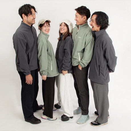 BLACK FRIDAY  2025｜【16,500円→12,980円】ユニセックスで着られる、ハーフジップの「フリースジャケット」｜TARROW×SOCIAL APARTMENT