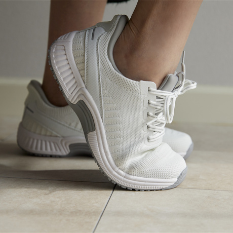 歩く足に、科学のスニーカーを｜《KITA／レディス用》スッと履けて、すっぽりフィットする「コンフォートスニーカー」｜Orthofeet