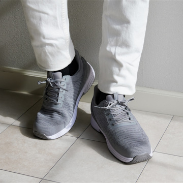 歩く足に、科学のスニーカーを｜《YARI／メンズ用》スッと履けて、すっぽりフィットする「コンフォートスニーカー」｜Orthofeet