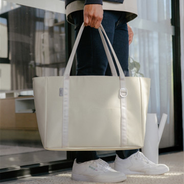 “TECHトート“とスマート通勤｜《トートバッグ／16L》大小のガジェットに住所が決まる、自立するトートバッグ｜Orbitkey