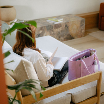 “TECHトート“とスマート通勤｜《トートバッグ／16L》大小のガジェットに住所が決まる、自立するトートバッグ｜Orbitkey