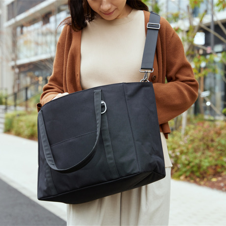 “TECHトート“とスマート通勤｜《トートバッグ／16L》大小のガジェットに住所が決まる、自立するトートバッグ｜Orbitkey