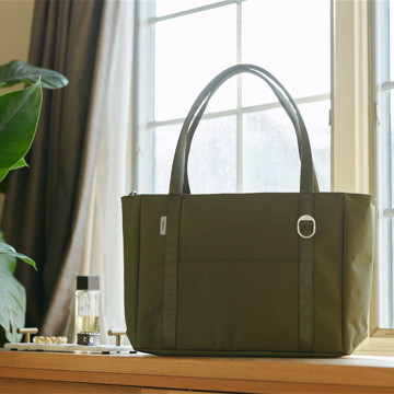 “TECHトート“とスマート通勤｜《トートバッグ／16L》大小のガジェットに住所が決まる、自立するトートバッグ｜Orbitkey