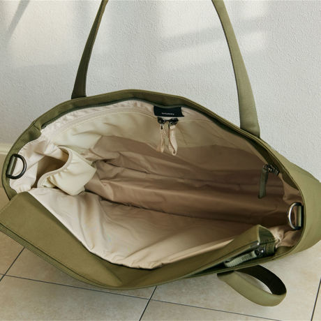 “TECHトート“とスマート通勤｜《トートバッグ／16L》大小のガジェットに住所が決まる、自立するトートバッグ｜Orbitkey