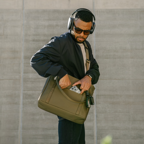 “TECHトート“とスマート通勤｜《トートバッグ／16L》大小のガジェットに住所が決まる、自立するトートバッグ｜Orbitkey