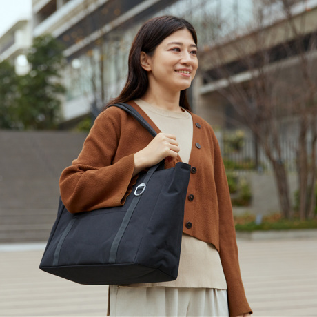 “TECHトート“とスマート通勤｜《トートバッグ／21L》大小のガジェットに住所が決まる、自立するトートバッグ｜Orbitkey