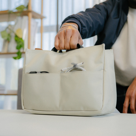 “TECHトート“とスマート通勤｜《インサートバッグ》バッグの中をスマートに整えるインサートバッグ｜Orbitkey