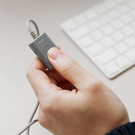 薄さ1.5ミリの“ぽっかぽか”シート型ヒーター｜《18W／30×30cm》どこでもあったかデスクワーク！銀ナノインクで温める特許技術、USB-C対応「EXTRAヒーティングパッド スエード」｜INKO