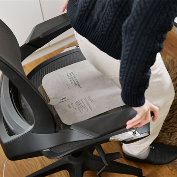 薄さ1.5ミリの“ぽっかぽか”シート型ヒーター｜《18W／30×30cm》どこでもあったかデスクワーク！銀ナノインクで温める特許技術、USB-C対応「EXTRAヒーティングパッド スエード」｜INKO