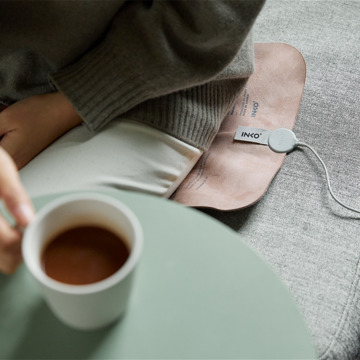 薄さ1.5ミリの“ぽっかぽか”シート型ヒーター｜《18W／30×30cm》どこでもあったかデスクワーク！銀ナノインクで温める特許技術、USB-C対応「EXTRAヒーティングパッド スエード」｜INKO