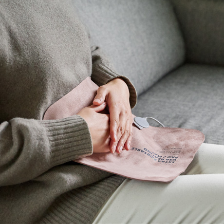 薄さ1.5ミリの“ぽっかぽか”シート型ヒーター｜《18W／30×30cm》どこでもあったかデスクワーク！銀ナノインクで温める特許技術、USB-C対応「EXTRAヒーティングパッド スエード」｜INKO