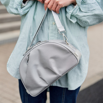 パカっと整う、休日ショルダー｜口が60°開いて、荷物が見える、出し入れスムーズな「バネパカ ショルダーバッグ」｜mayumasa