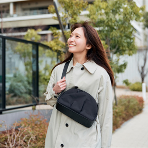 口が60°開いて、荷物が見える、出し入れスムーズな「バネパカ ショルダーバッグ」｜mayumasa