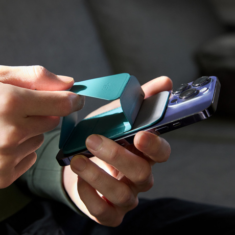 ほしい時だけ“出現”！ 極薄マルチスタンド｜《スマホスタンド》指１本で脚が出現する、薄さ5.5mmのスマホスタンド「snap on」（MagSafe対応）」| MOFT