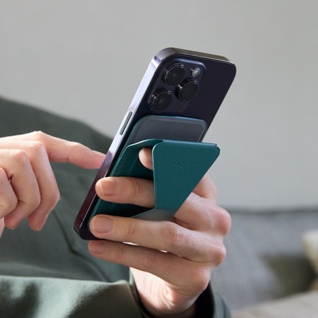 ほしい時だけ“出現”！ 極薄マルチスタンド｜《スマホスタンド》指１本で脚が出現する、薄さ5.5mmのスマホスタンド「snap on」（MagSafe対応）」| MOFT