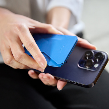 ほしい時だけ“出現”！ 極薄マルチスタンド｜《スマホスタンド》指１本で脚が出現する、薄さ5.5mmのスマホスタンド「snap on」（MagSafe対応）」| MOFT