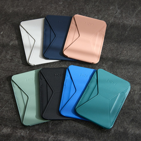 ほしい時だけ“出現”！ 極薄マルチスタンド｜《スマホスタンド》指１本で脚が出現する、薄さ5.5mmのスマホスタンド「snap on」（MagSafe対応）」| MOFT