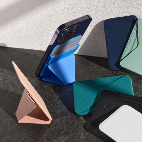 ほしい時だけ“出現”！ 極薄マルチスタンド｜《スマホスタンド》指１本で脚が出現する、薄さ5.5mmのスマホスタンド「snap on」（MagSafe対応）」| MOFT