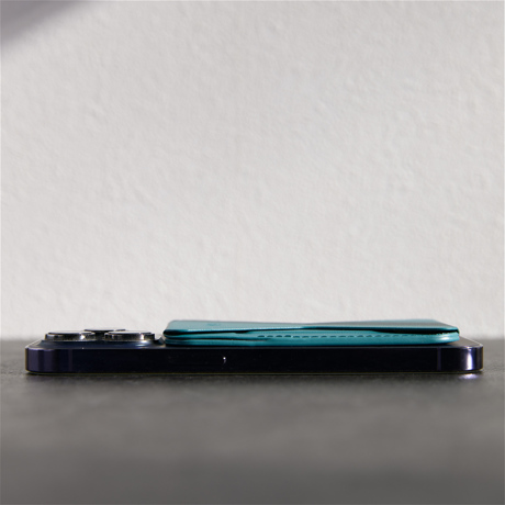 ほしい時だけ“出現”！ 極薄マルチスタンド｜《スマホスタンド》指１本で脚が出現する、薄さ5.5mmのスマホスタンド「snap on」（MagSafe対応）」| MOFT