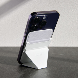 《スマホスタンド》指１本で脚が出現する、薄さ5.5mmのスマホスタンド「snap on」（MagSafe対応）」| MOFT